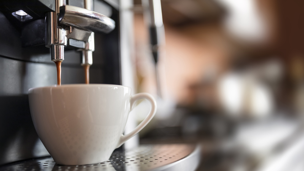Intelligenter Kaffeevollautomat füllt Tasse
