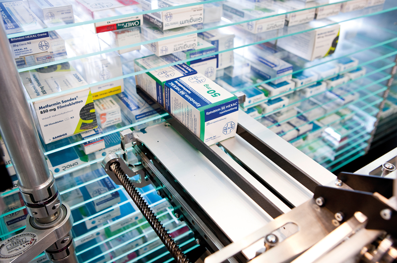 Kommissioniersystem von BD Rowa gibt Medikamente in Apotheke aus.