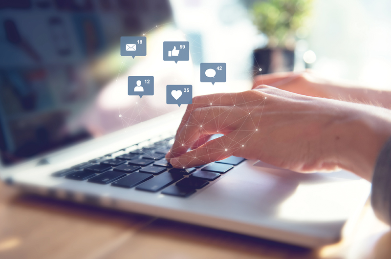 Person analysiert Social Media Daten