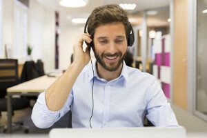 Hotline-Mitarbeiter aus der Telekommunikationsbranche nutzt wertorientiertes Marketing für die Kundenberatung