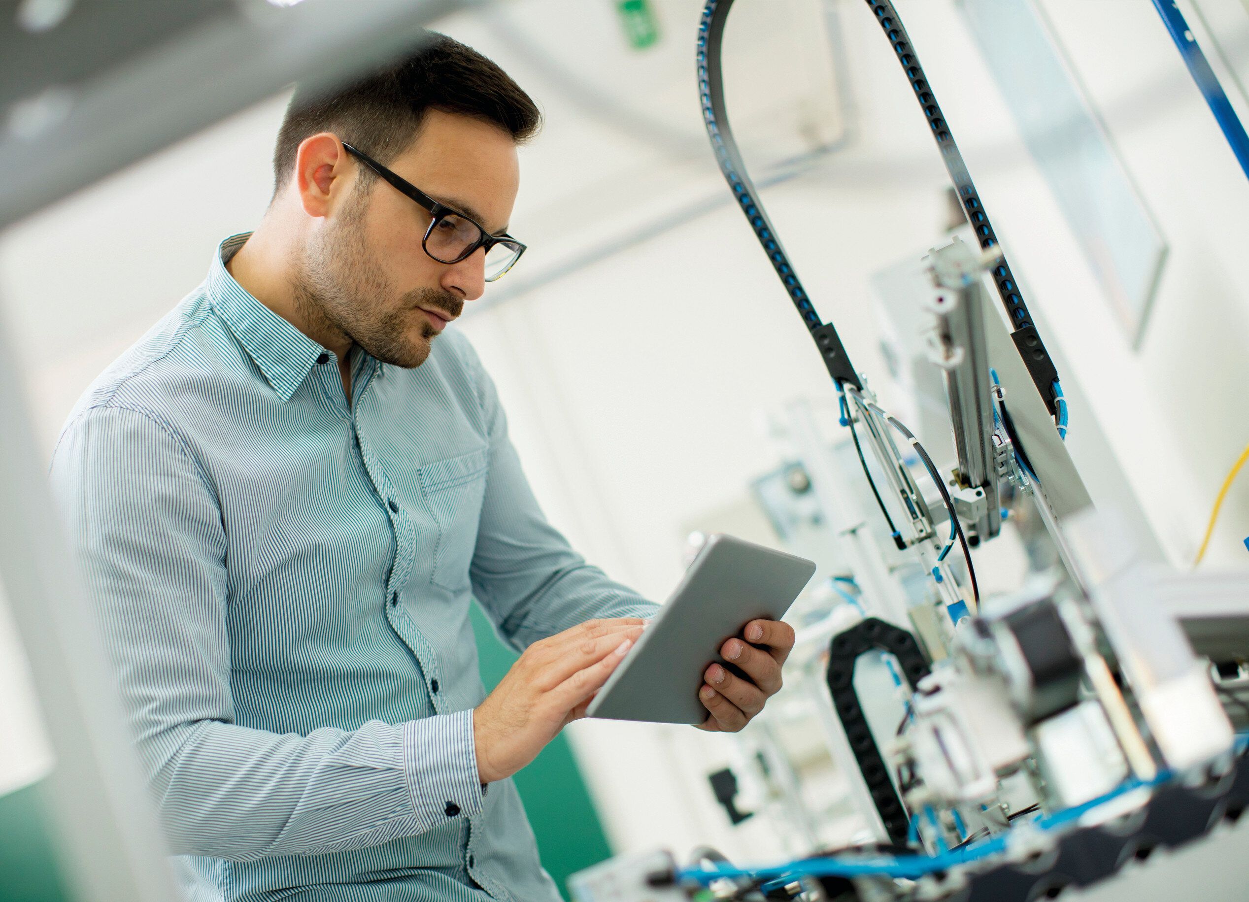 Ingenieur prüft Produktion über Tablet