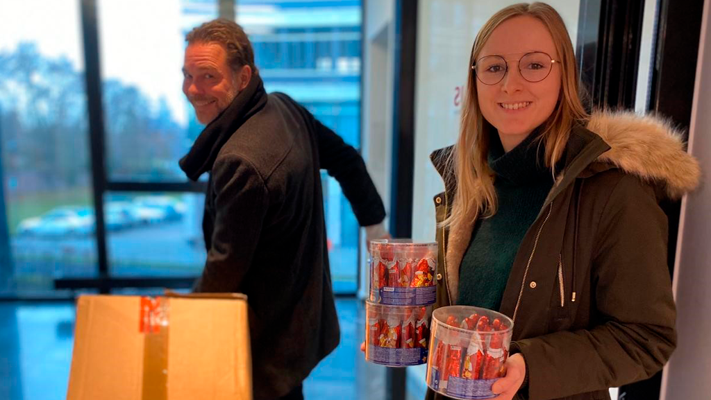 Zwei ORAYLIS-Mitarbeiter bringen Weihnachtsspenden zur Düsseldorfer Tafel