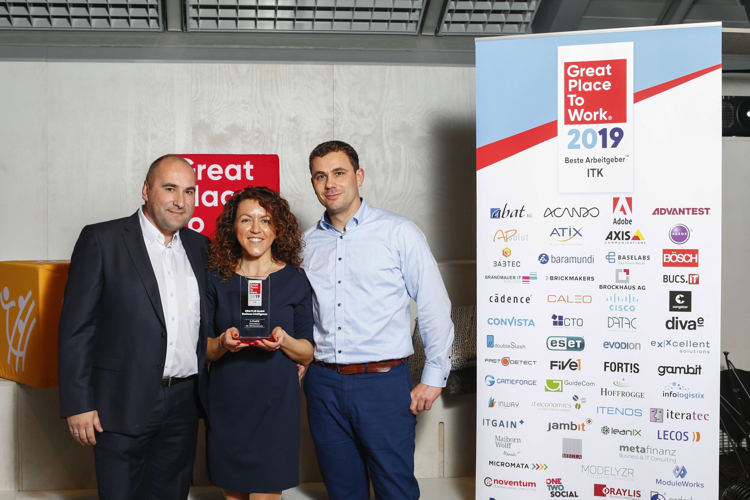 Adrian Polko, Georgia Thume und Alexander Thume nehmen für Oraylis die Auszeichnung als einer der besten ITK-Arbeitgeber Deutschlands entgegen.