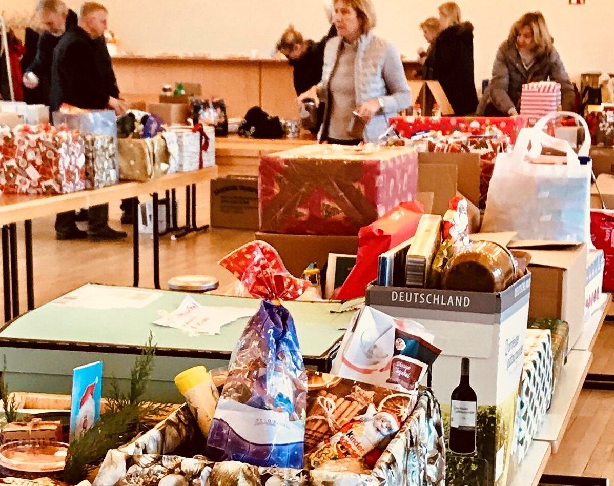Weihnachtspaket-Aktion der Düsseldorfer Tafel