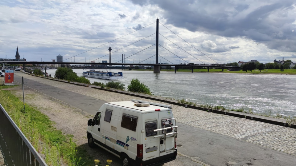 Ein_Bulli_mit_Skyline_von_Düsseldorf