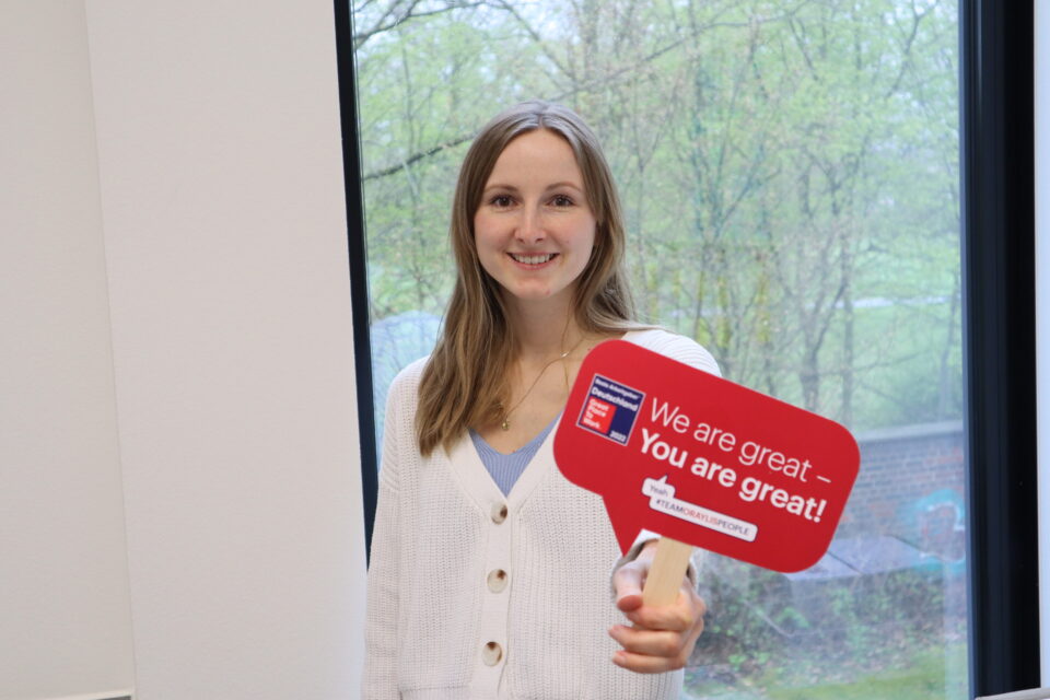 Isabell ist happy über das Great Place to Work Ergebnis von ORAYLIS