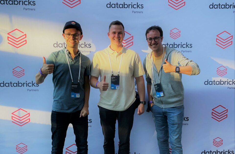 Data + AI Summit 2022, Patrick Cwik, Fotowand mit Databricks Logos