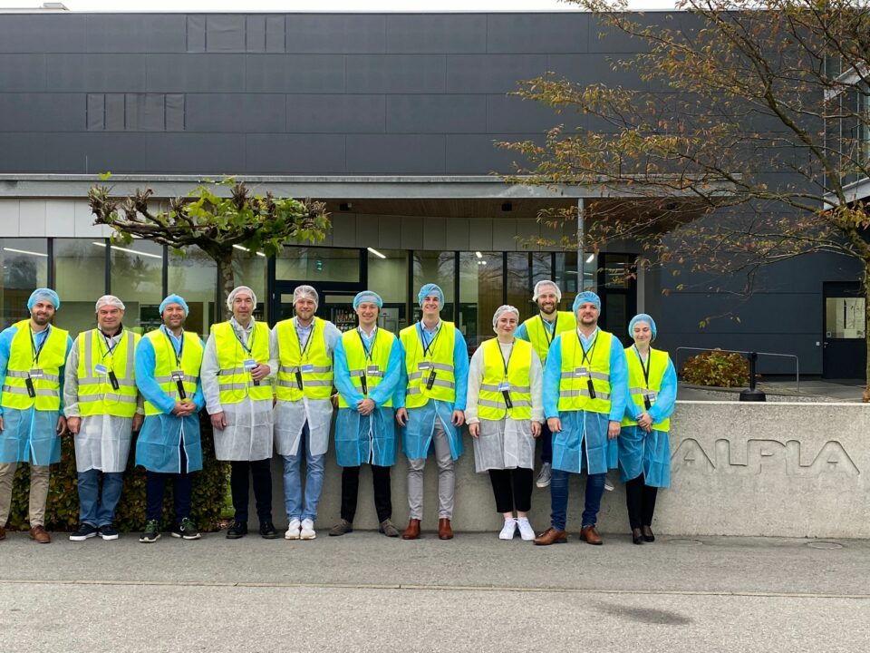 Die Teams von ALPLA und ORAYLIS auf Werkstour