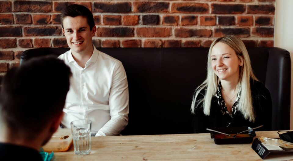 Julia beim Lunch mit Kollegen Onboarding Interview