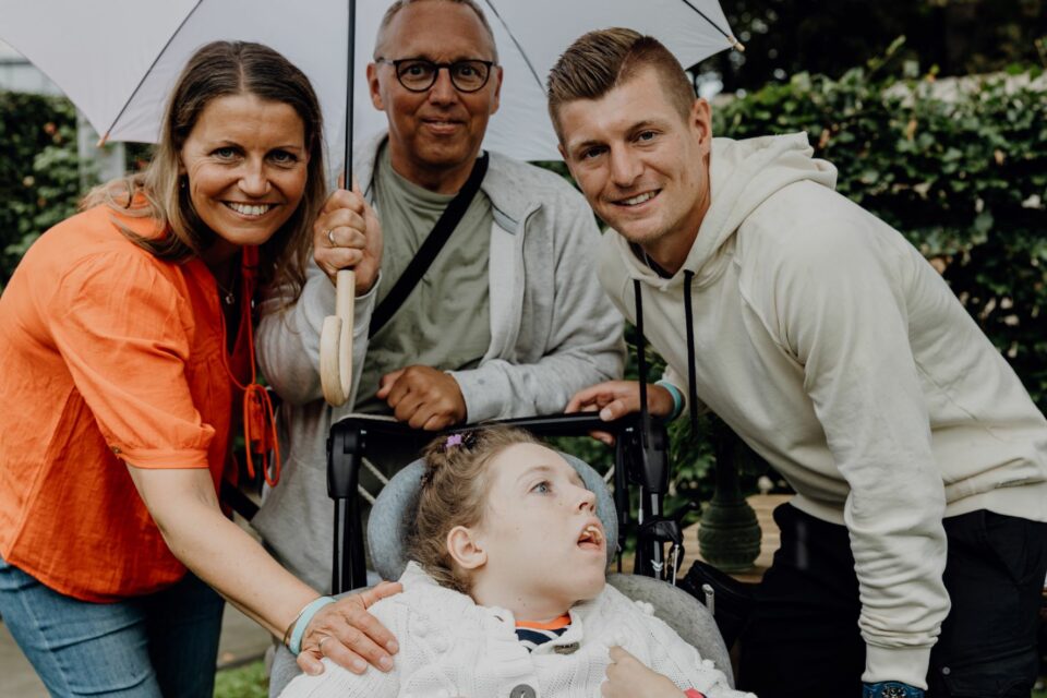 Toni Kroos mit erkranktem Kind un dessen Familie