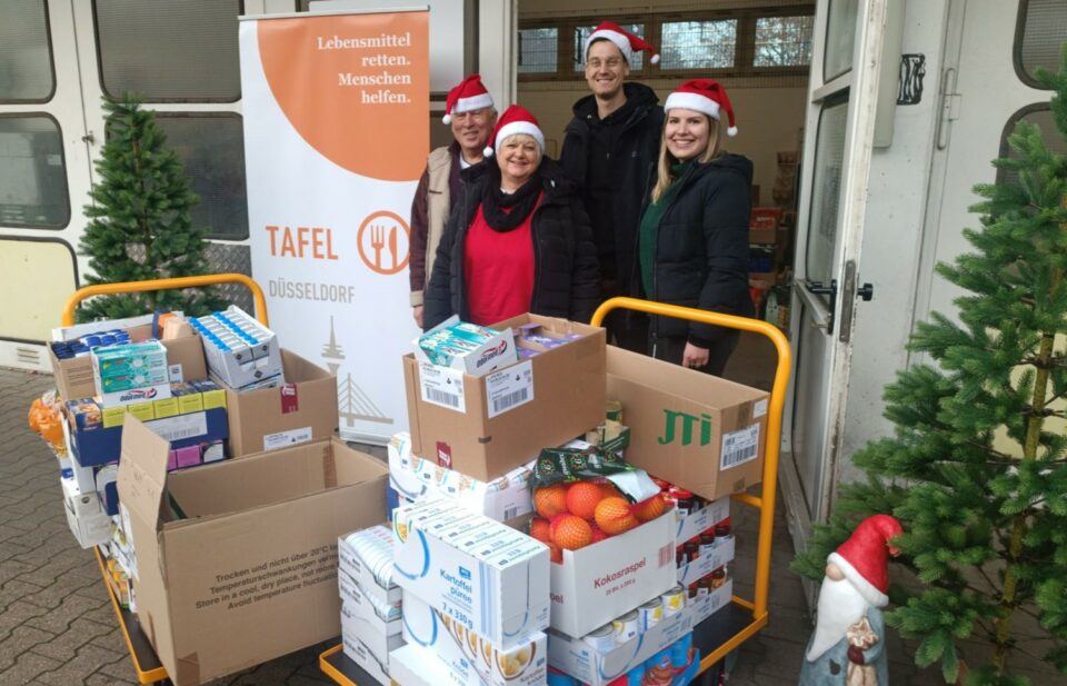 ORAYLIS Mitarbeiter vor Ihren Weihnachtsspenden für die Tafel