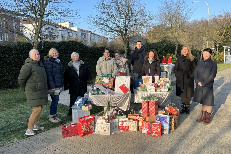 ORAYLIS Mitarbeiter übergeben Weihnachtsspende