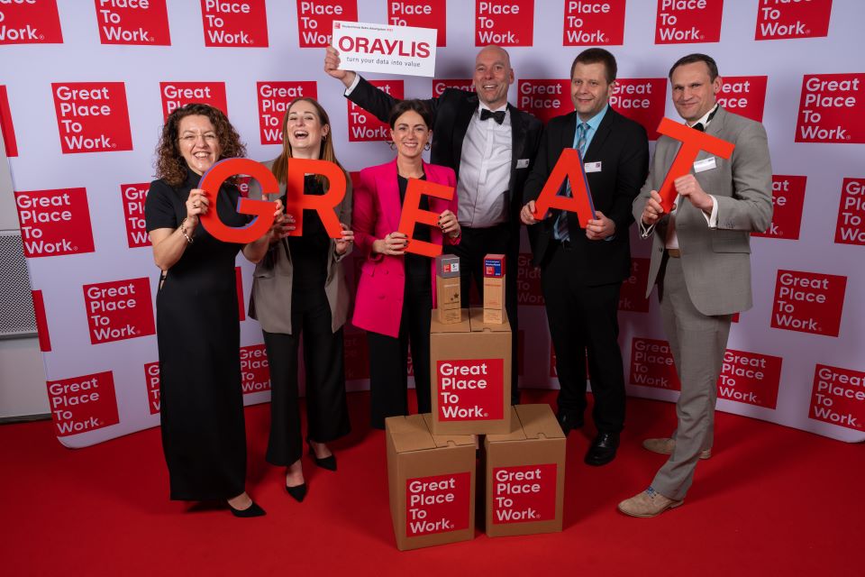 Große Freude bei Georgia, Sarina, Agnes, Thomas R. Norman und unserem Unternehmensgründer Thomas – unsere Kolleginnen und Kollegen haben in Köln stellvertretend für unser Team die Auszeichnung für Deutschland entgegengenommen.