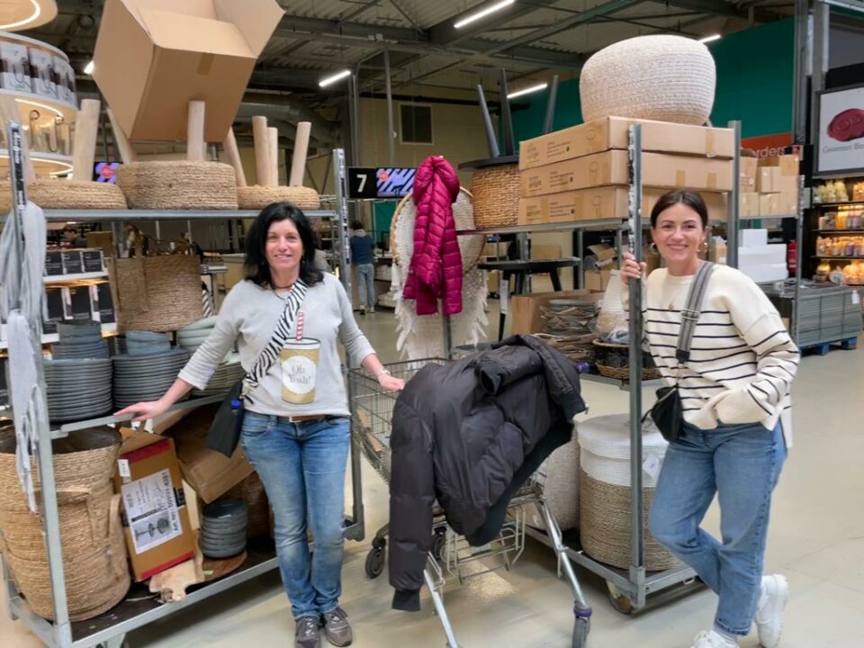 Sibylle und Agnes sind im Namen des Teams im Einsatz