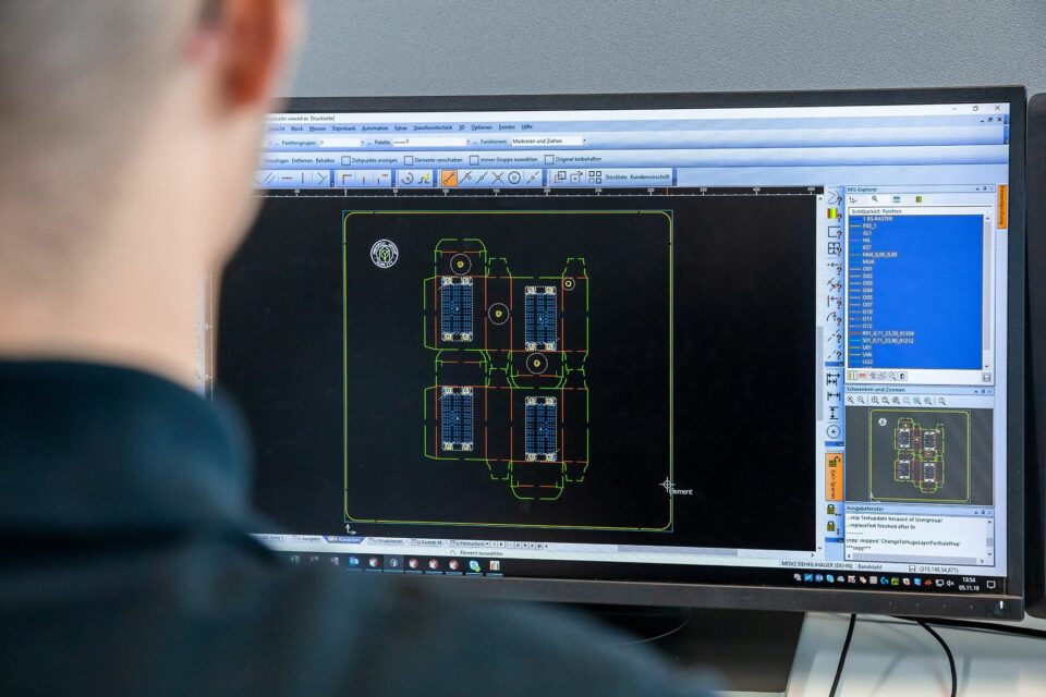 Ein Marbach Mitarbeitender erstellt am Bildschirm eine neue CAD-Zeichnung.