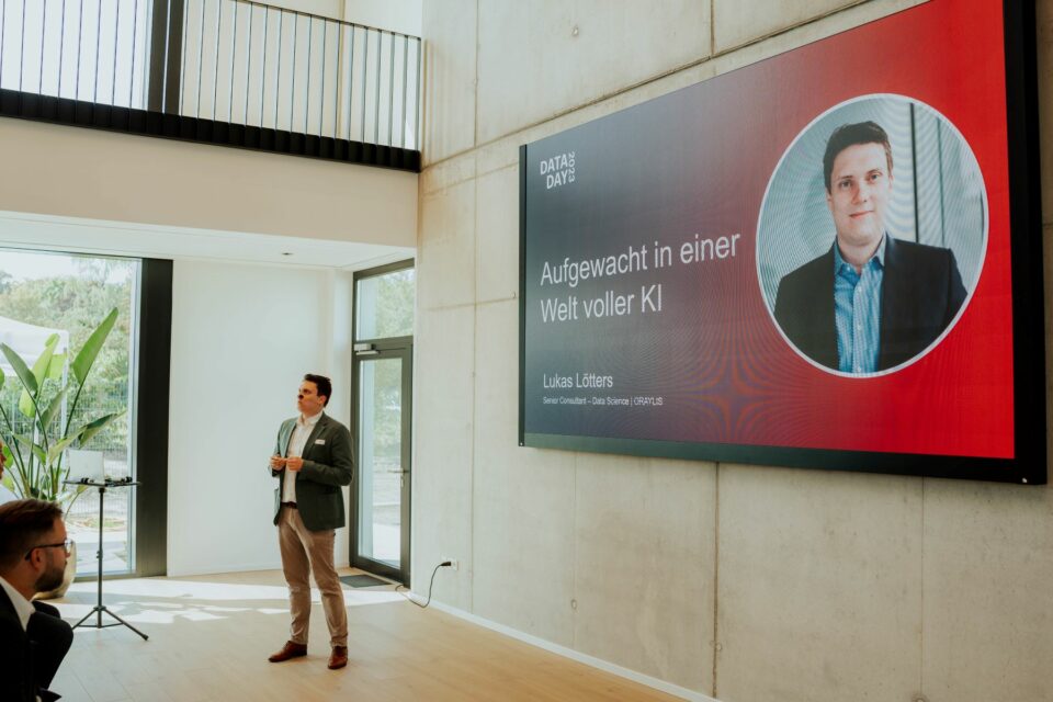 Lukas Lukas Lötters bei Vortrag "Aufgewacht in einer Welt voller KI" auf dem ORAYLIS Data Day.