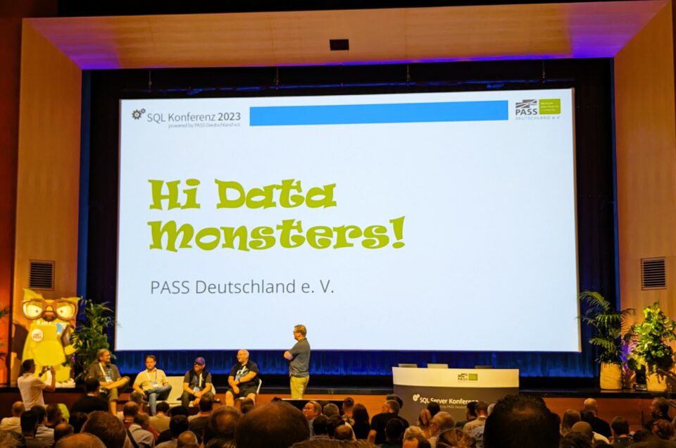 Begrüßung auf Leinwand: "Hi, Data Monsters"