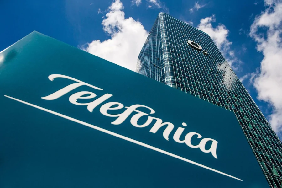 O2 Tower mit Telefónica Logo im Vordergrund