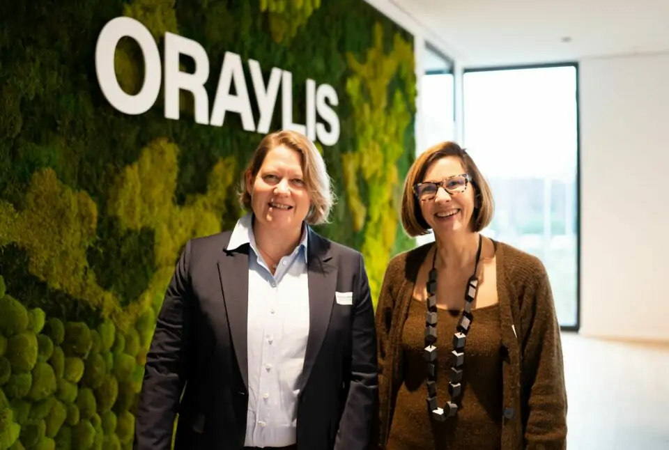 Data Driven Retail Day - Jutta Heinel und Dorte Schusdziara vor einer Mooswand im ORAYLIS Office